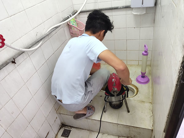 桑植管道堵塞冒臭气 专业师傅现场解决问题
