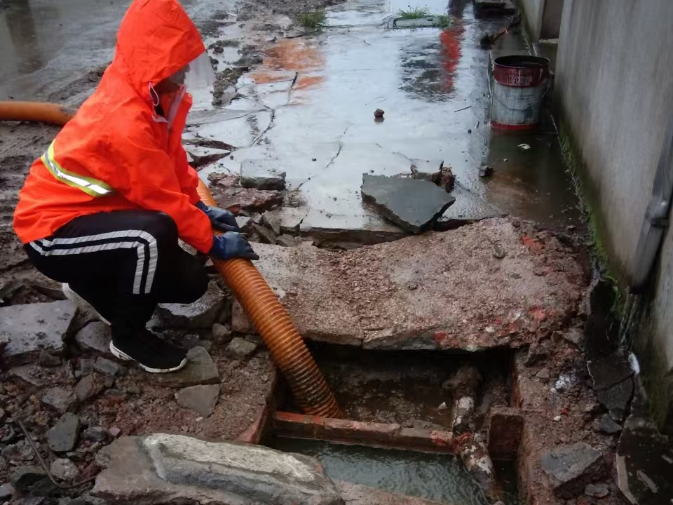 桑植专业清理污水池 炜誉市政以规范流程守护城市 “肠道”