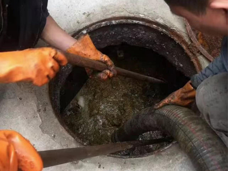 桑植清理化粪池时如何避免沼气的危害？